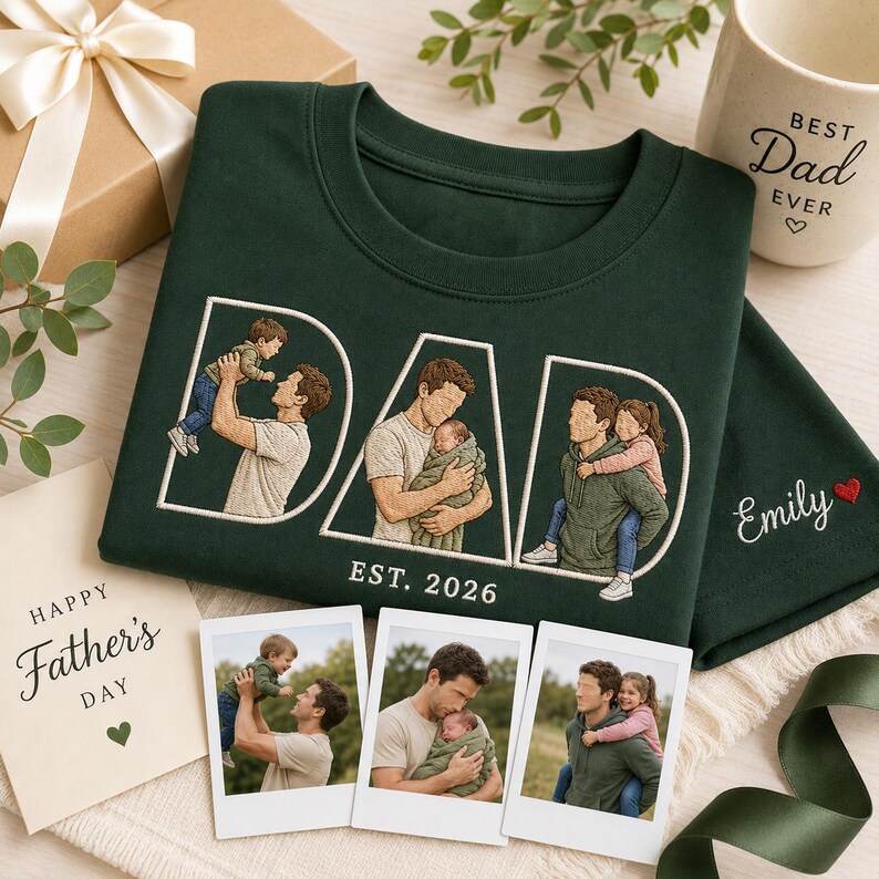 Puede incluir: Una sudadera verde oscuro con la palabra "DAD" bordada en blanco, con im&aacute;genes de un padre con sus hijos. El texto "EST. 2026" est&aacute; debajo de la palabra "DAD". Se ve una taza con "Best Dad Ever".