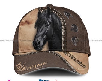 Könnte beinhalten: Braune Baseballkappe mit einem schwarzen Pferdekopf-Design. Die Kappe hat den Text "CUSTOM NAME" oben und "YOUR NAME" auf dem Schirm. Sie hat auch den Text "Horse First" und Pferdekopf-Silhouetten. Personalisierte Kappe.