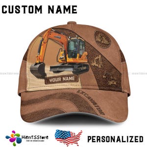 Może przedstawiać: Brązowa czapka z daszkiem z personalizowanym imieniem i wzorem koparki. Czapka ma brązową skórzaną fakturę z pikowanym wzorem i napisem "Excavator" na boku. Koparka jest żółta i czarna i pokazana jest podczas kopania w ziemi. Czapka jest świetnym prezentem dla każdego, kto kocha budownictwo lub ciężki sprzęt.