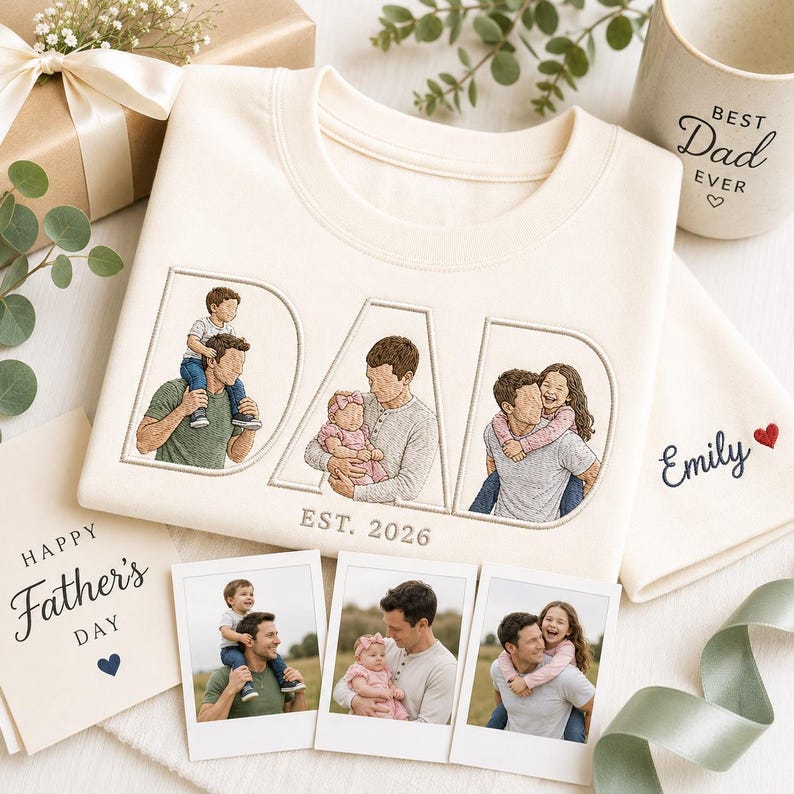 Puede incluir: Sudadera color crema bordada con la palabra "DAD" y retratos familiares. La sudadera va acompa&ntilde;ada de una taza que dice "Best Dad Ever", un pa&ntilde;uelo personalizado y tarjetas del D&iacute;a del Padre. Las fotos son de estilo polaroid.