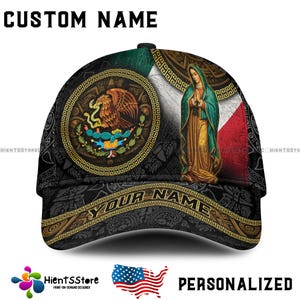 Peut inclure: Casquette de baseball noire avec un motif représentant le drapeau mexicain, la Vierge Marie et les armoiries mexicaines. Le texte "CUSTOM NAME" et "YOUR NAME" est également affiché.