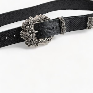 Cinturón de cuero negro con hebilla plateada ornamentada para mujer, hecho a mano en cuero griego.