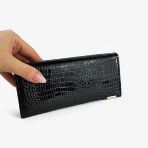 Cartera larga de piel negra para mujer: elegante y práctica