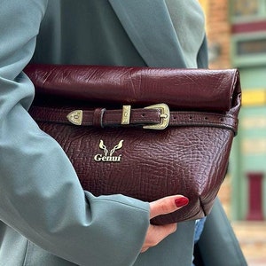 Bordeauxfarbene Lederhandtasche mit Schnalle - ein zeitloses und stilvolles Accessoire
