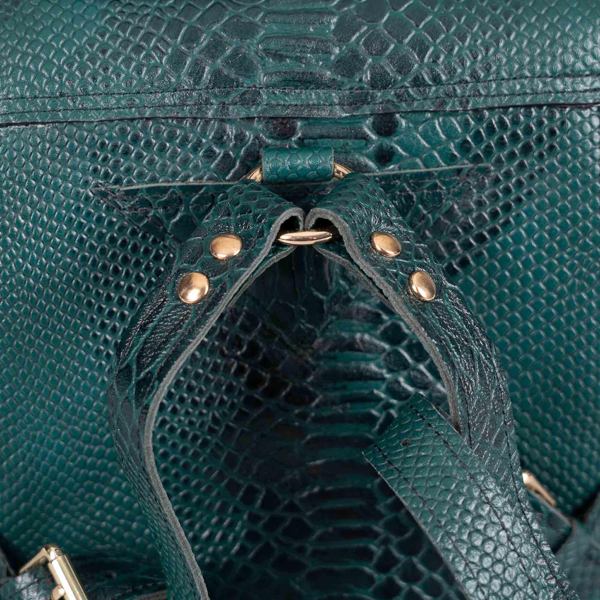 フラップ開閉式エメラルドグリーンレザーバックパック - ハンド