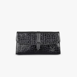Clutch tipo sobre de piel negra con cierre magnético - Elegancia artesanal