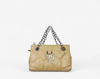 Mini borsa trapuntata color beige naturale con manici a catena.