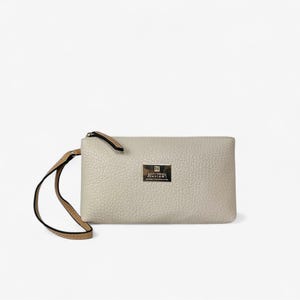 Clutch de muñeca texturizado beige con cierre de cremallera y detalles dorados
