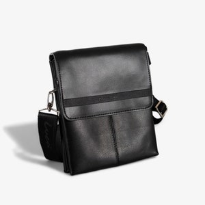 Schwarze Ledertasche für Herren mit verstellbarem Riemen und mehreren Fächern