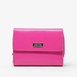 Elegante cartera de cuero RFID fucsia para guardar objetos esenciales de forma segura