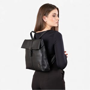 Sac à dos noir à rabat en cuir synthétique