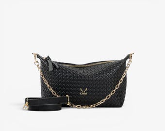 Zwarte leren tas met reliëf en ketting – Handgemaakte Griekse kleine crossbodytas met gouden ketting