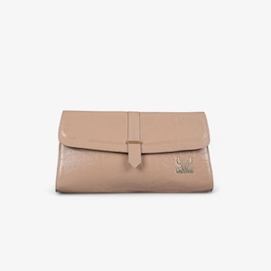 Clutch tipo sobre de piel texturizada color topo con cierre magnético - Elegancia artesanal