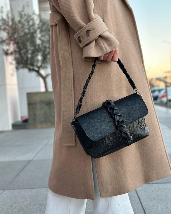 編み込みストラップ付きブラックレザーバッグ - 洗練された多用途な