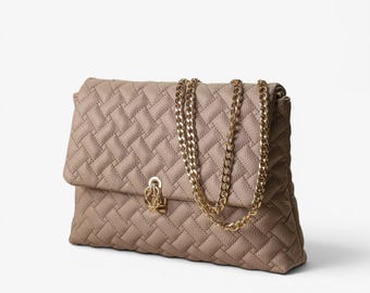 Elegante beige gewatteerde schoudertas – Crossbodytas met gouden ketting en drie compartimenten