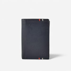 Op de afbeelding: Een marineblauwe leren portemonnee met een bi-fold ontwerp. De portemonnee heeft een rood-wit streepdetail in de rechterbovenhoek en een klein embleem in de rechteronderhoek. De portemonnee is rechthoekig en heeft een gladde textuur.