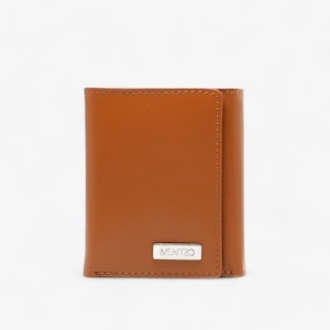 Cartera compacta de cuero RFID color canela para guardar objetos esenciales de forma segura