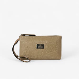 Clutch de muñeca texturizado en color tostado con cierre de cremallera y detalles dorados