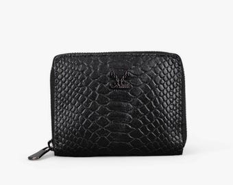 Compact Black Leather Wallet – Handmade with Zip Closure and Interior Coin Pocket