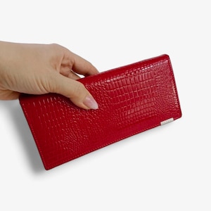 Cartera de piel roja para mujer: elegante diseño alargado con estuche de regalo y ranuras para tarjetas.
