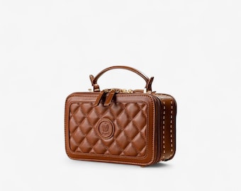 Elegante bolso con correa cruzada.