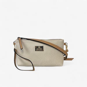 Bolso bandolera y de muñeca beige con acabado texturizado y detalles dorados