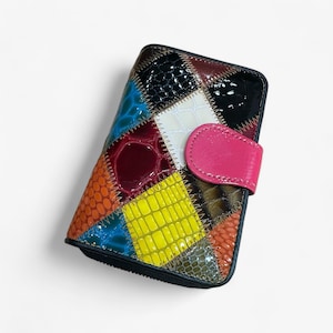 Cartera de piel para mujer con estampado de diamantes de colores: estilo y funcionalidad