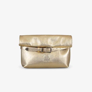 Bolso de mano de piel dorada con hebilla: elegante y artesanal.