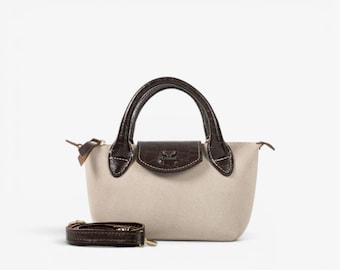Lichtbeige suède leren mini-handtas – handgemaakte Griekse handtas met handvat aan de bovenkant en bruine details.