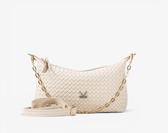Lichtbeige leren schoudertas met reliëf en ketting – Handgemaakte Griekse leren crossbodytas met ritssluiting