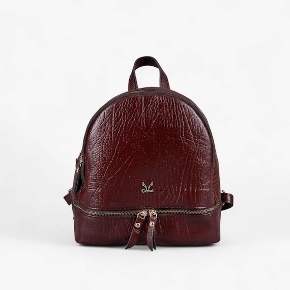 Bordeaux genuine leather backpack with gold zipper and elegant structure Bordeaux genuine leather backpack with gold zipper and elegant structure