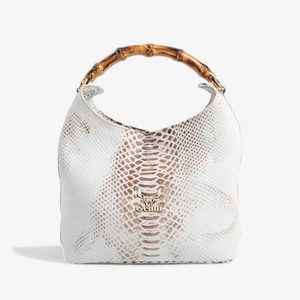 Bolso de piel blanca con asa de plástico estilo hueso: lujo y funcionalidad combinados