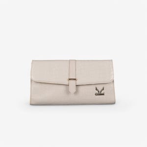 Clutch tipo sobre de piel texturizada beige con cierre magnético - Elegancia artesanal