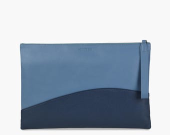 Borsa in pelle blu con manico da polso: un accessorio sottile e sofisticato