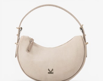 Lichtbeige suède leren schoudertas in halvemaanvorm – handgemaakte Griekse schoudertas met crossbody-riem