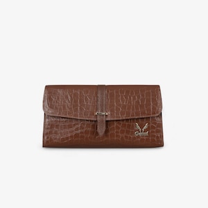 Cartera de mano tipo sobre de piel texturizada marrón con cierre magnético - Elegancia artesanal