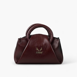 Bordeaux Pleated Leather Handbag with Handle – A Timeless Blend of Elegance and Functionality