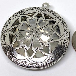 Silver Metal Aromatherapy Pendant, Hearts Pattern, Essential Oil Diffuser