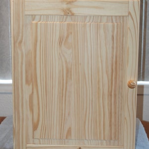 Thread Spool Rack 24022 - Enclosed Cabinet with 128 long pegs - Sewing - Embroidery