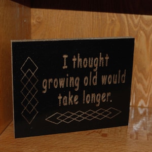 Creí que envejecer llevaría más tiempo. - Placa pintada y tallada 24104