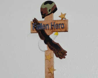 Fallen Hero - Aigle sculpté, croix et étoiles - Peint à la main - 15075