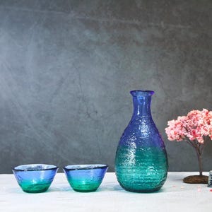 Japanisches Vintage Sake-Set, moderne grün-blaue Glas-Sake-Flasche mit Farbverlauf, Sake-Karaffe, Sake-Tassen-Set, Sake-Geschenkset, japanischer Alkohol-Barware