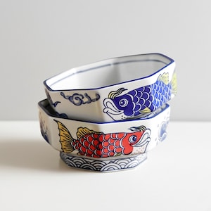 Cuenco japonés de porcelana con forma de pez koi: cuenco octogonal de cerámica roja y azul blanca para arroz, sopa y fideos, vajilla de cocina Lotus Design de 500 ml.