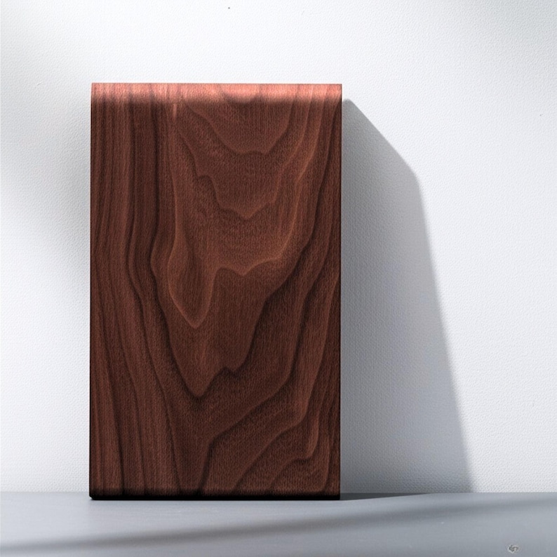 Peut inclure: Une planche &agrave; d&eacute;couper rectangulaire en bois brun fonc&eacute; avec un motif de grain riche. La planche est debout contre un mur blanc, projetant une ombre. Le bois a une teinte brun-rouge&acirc;tre chaude.