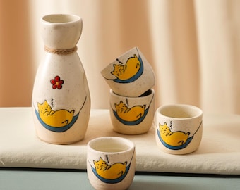 Japanese Cat Sake Set – Ceramic Tokkuri & Cups, Wabi Sabi Porcelain Sake Bottle with Cat Design, Minimalist Japanese Drinkware Gift