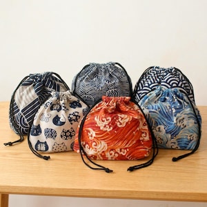 Puede incluir: Un juego de tres tazas de cerámica con un acabado mate moteado. Las tazas son en tonos crema, gris claro y gris oscuro. Cada taza tiene un diseño simple y minimalista y un asa redondeada.