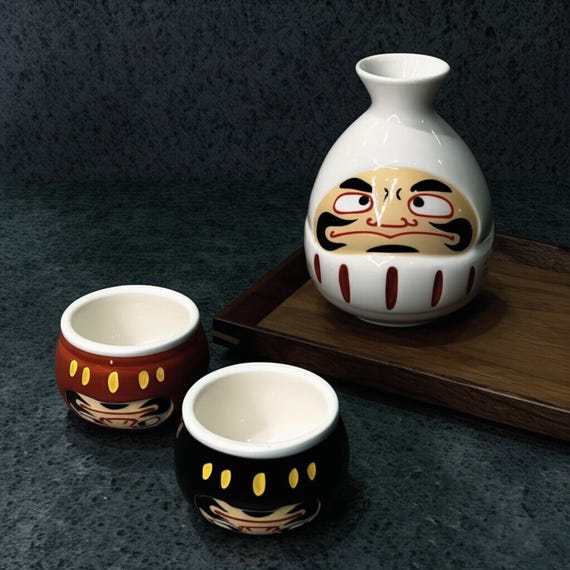 陶器の酒器セット 人形型 ギフトボックス付き日本のだるま酒器セット – 陶器の徳利と2つのお猪口
