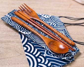 Juego de cubiertos de viaje japoneses: palillos, cuchara y tenedor de madera con estuche de tela Wabi Sabi.