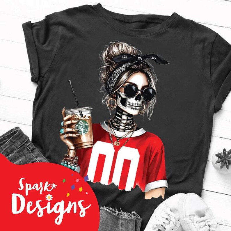 Peut inclure: Un t-shirt noir avec un motif repr&eacute;sentant une femme squelette portant un maillot rouge avec le num&eacute;ro 00. Elle tient une tasse de caf&eacute; et porte des lunettes de soleil.