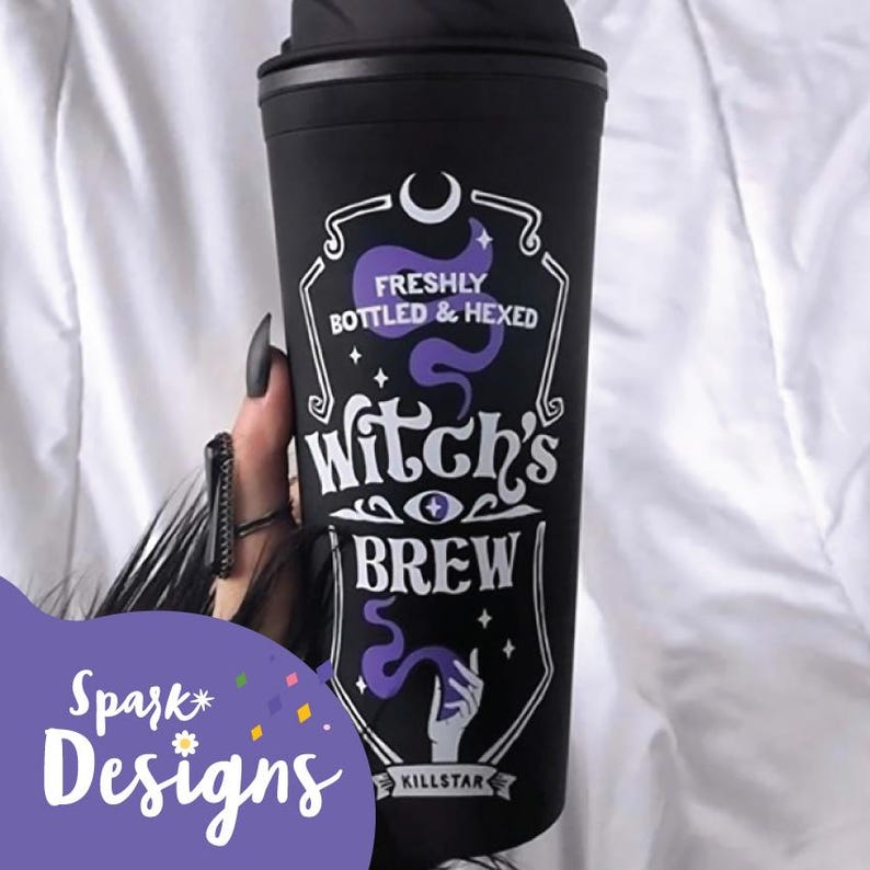 Puede incluir: Taza de viaje reutilizable negra con un dise&ntilde;o morado y blanco. La taza tiene el texto "Freshly Bottled & Hexed Witch's Brew" y una luna creciente con estrellas. La parte inferior de la taza dice "Killstar."
